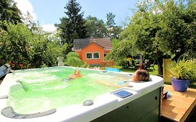 Wohlfühlferienhaus Berlin- Wellness, Pool beheizt, Sauna, Spielplatz